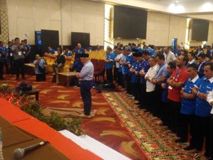 Ricuh Mereda, Hatta Rajasa Pimpin Salat di Arena Kongres PAN