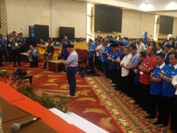 Ricuh Mereda, Hatta Rajasa Pimpin Salat di Arena Kongres PAN