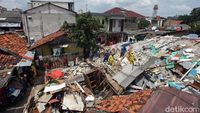 Potret Puing-puing Bangunan Kos yang Ambruk di Mampang