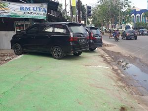 Baru Dipercantik, Trotoar di Medan Jadi Tempat Parkir-Guiding Block Terhalang