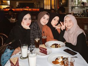 Sebelum Dipinang, Selebgram Aghnia Punjabi Doyan Nongkrong di Kafe Bareng Teman Sebelum Dipinang, Selebgram Aghnia Punjabi Doyan Nongkrong di Kafe Bareng Teman