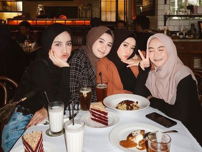 Sebelum Dipinang, Selebgram Aghnia Punjabi Doyan Nongkrong di Kafe Bareng Teman