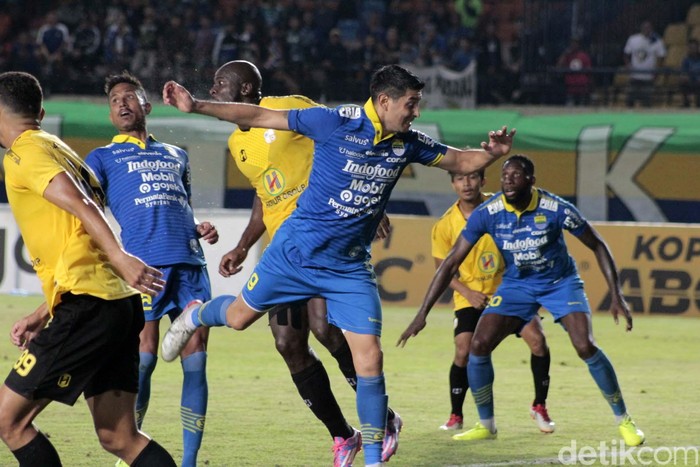 Persib Bandung menang 2-1 atas Barito Putera di laga uji coba. Dua gol kemenangan Maung Bandung dilesakkan Esteban Vizcarra.