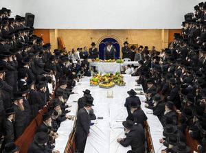 Potret Ratusan Umat Yahudi Ultra Ortodoks Rayakan Tahun Baru Pohon