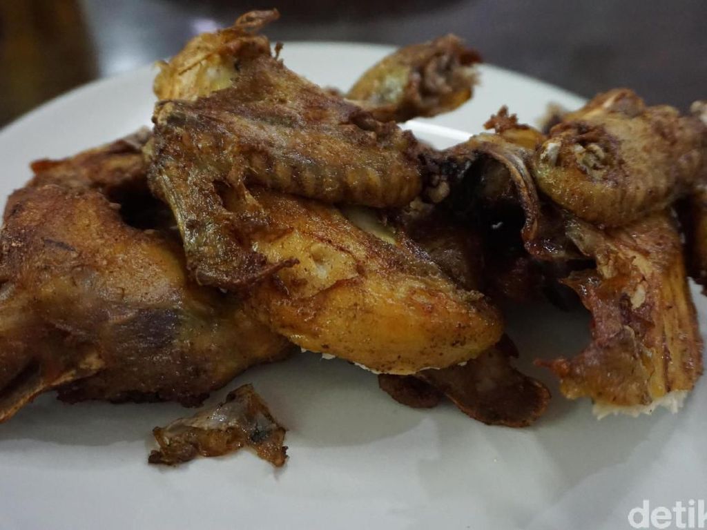 Nikmat Banget! Makan Ayam Goreng di Rumah Makan Legendaris Ini