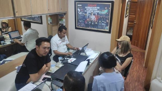 Lucinta Luna saat di kantor polisi