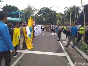 Demo di Kantor Diknas Jatim, PMII Tuntut ASN Netral di Pilwali Surabaya Demo di Kantor Diknas Jatim, PMII Tuntut ASN Netral di Pilwali Surabaya