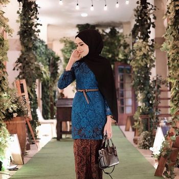 Amelia Elle pakai kebaya brokat