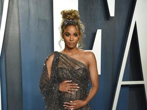 Hamil, Ciara Seksi Pakai Gaun Menerawang di After Party Oscar Hamil, Ciara Seksi Pakai Gaun Menerawang di After Party Oscar