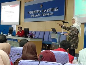 Isi Kuliah Umum di Unhas, Khofifah Bicara Kepemimpinan di Era Milenial