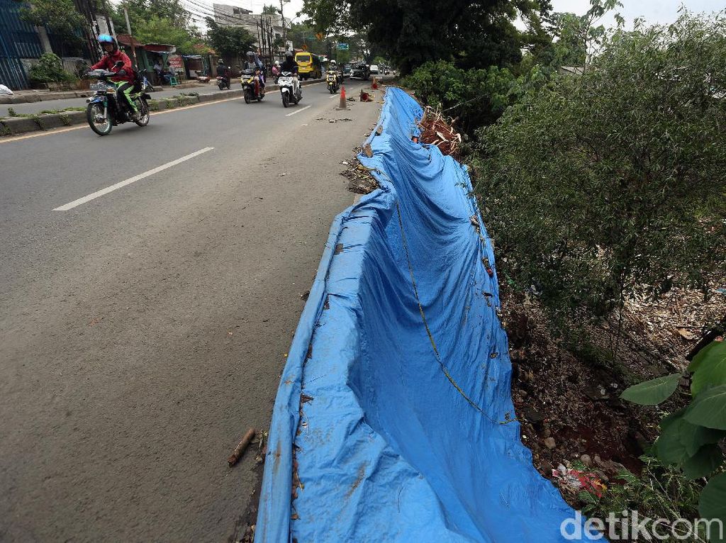 Hati-hati! Jalan Cibinong Raya Longsor Hati-hati! Jalan Cibinong Raya Longsor