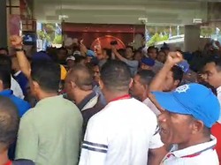 Kongres PAN Panas Lagi! Massa Kubu Zulhas Vs Mulfachri Adu Mulut