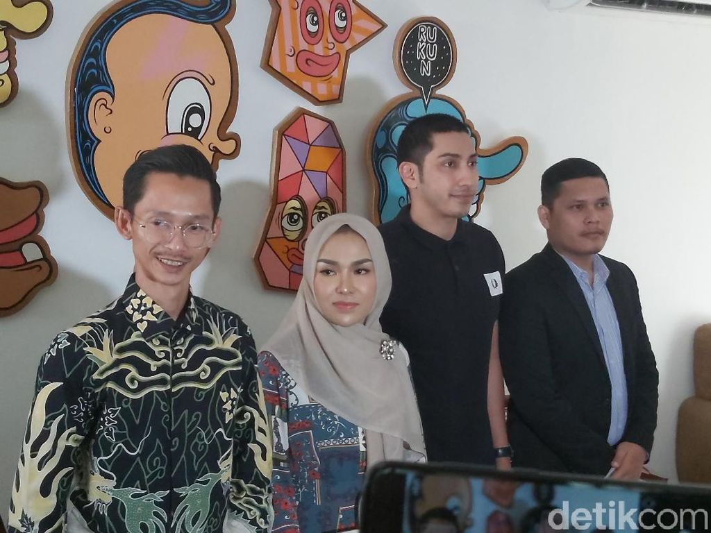 Medina Zein Tegaskan Lagi Dirinya Konsumsi Obat Bipolar Bukan Narkoba Medina Zein Tegaskan Lagi Dirinya Konsumsi Obat Bipolar Bukan Narkoba