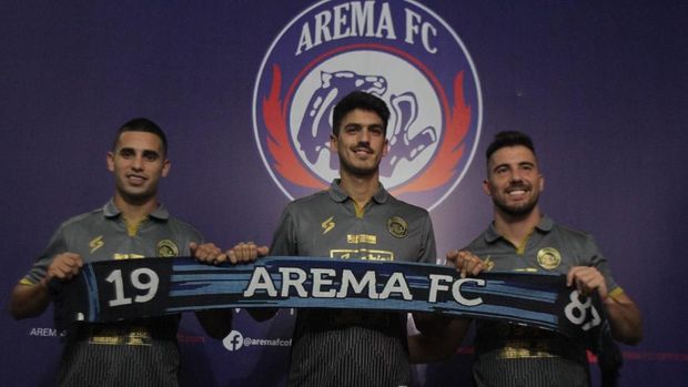 Pesepakbola Arema FC, Elias Patricio Alderete dari Argentina (kiri), Jonathan Jesus Bauman dari Argentina (kanan) dan Matias Daniel Malvino dari Uruguay (tengah) berpose usai menandatangani kontrak di Kantor Arema, Malang, Jawa Timur, Kamis (30/1/2020). Arema mengontrak tiga pemain asing tersebut untuk mendongkrak performa tim sekaligus memenuhi target juara dalam kompetisi Liga 1 dan lolos AFC Cup. ANTARA FOTO/Ari Bowo Sucipto/aww.