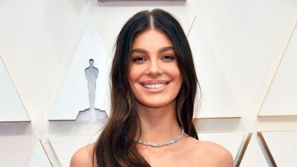 Gaya Pacar Leonardo DiCaprio Pakai Gaun Pengantin di Red Carpet Oscar 2020