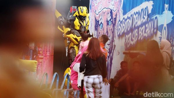 Asyiknya Menikmati Sore di Jalan Asia Afrika Bandung