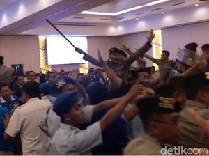 Video: Ricuh! Kursi Melayang Warnai Jalannya Kongres V PAN