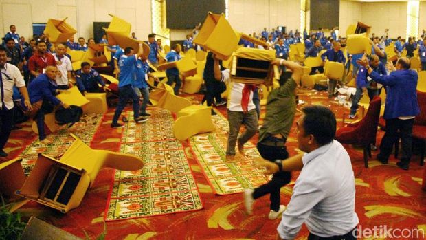 Panasnya Kongres PAN: Kursi Terbang, Kaca Pecah