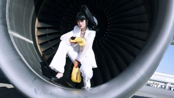 Model Cantik Catwalk di Mesin Jet Pesawat