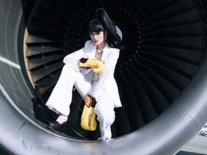 Model Cantik Catwalk di Mesin Jet Pesawat Model Cantik Catwalk di Mesin Jet Pesawat