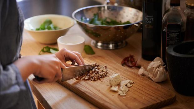 Cleaning wood cutting board in kitchen sink