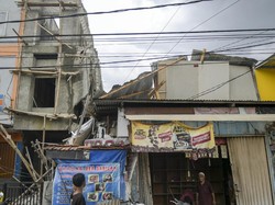Video Penampakan Ruko Tiga Lantai di Matraman yang Mendadak Ambruk
