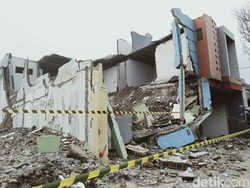 Pemulung Tewas Tertimpa Puing Reaktivasi Rel Kereta di Garut
