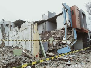 Pemulung Tewas Tertimpa Puing Reaktivasi Rel Kereta di Garut Pemulung Tewas Tertimpa Puing Reaktivasi Rel Kereta di Garut