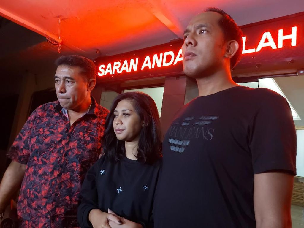Anak Meninggal, Karen Pooroe Sebut Arya Claproth Tak Pandai Mengasuh Anak Meninggal, Karen Pooroe Sebut Arya Claproth Tak Pandai Mengasuh