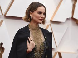 Pesan Menohok di Balik Gaya Glamor Natalie Portman di Oscar 2020
