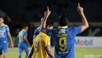 Di babak kedua, Persib akhirnya memecah kebuntuan di menit ke-64. Vizcarra yang membawa tuan rumah memimpin, usai memanfaatkan kemelut di depan gawang Barito. Skor menjadi 1-0.