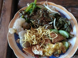 Ada Biduan di Balik Kepopuleran Rujak Gamel, Simak Luuur!