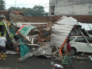 Truk Gandeng Seruduk 4 Rumah dan Toko Oleh-oleh di Cirebon