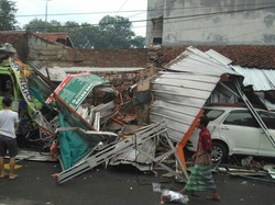 Truk Gandeng Seruduk 4 Rumah dan Toko Oleh-oleh di Cirebon
