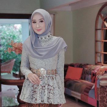 Dian Pelangi pakai peplum kebaya brokat