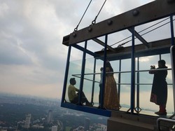 Deg-degan Parah! Berdiri di Kotak Kaca Setinggi 300 Meter