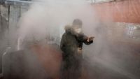 Warga China Mandi Disinfektan untuk Tangkal Virus Corona