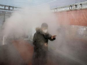 Warga China Mandi Disinfektan untuk Tangkal Virus Corona