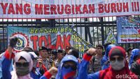 Massa Buruh Geruduk DPR Tolak Omnibus Law Cipta Kerja