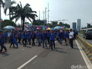 Demo Buruh di Depan DPR Selesai, Lalin Masih Dialihkan ke Busway
