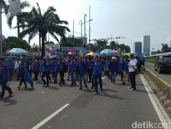 Demo Buruh di Depan DPR Selesai, Lalin Masih Dialihkan ke Busway