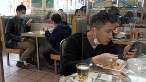 Imbas Corona, Meja Makan di Hong Kong Disekat Panel Plastik