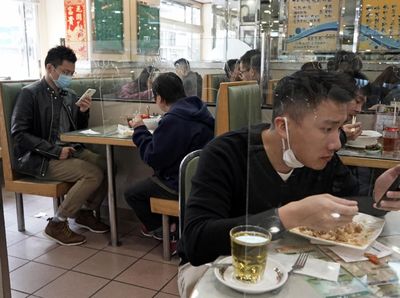 Imbas Corona, Meja Makan di Hong Kong Disekat Panel Plastik