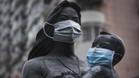Patung-patung di China Ikutan Pakai Masker