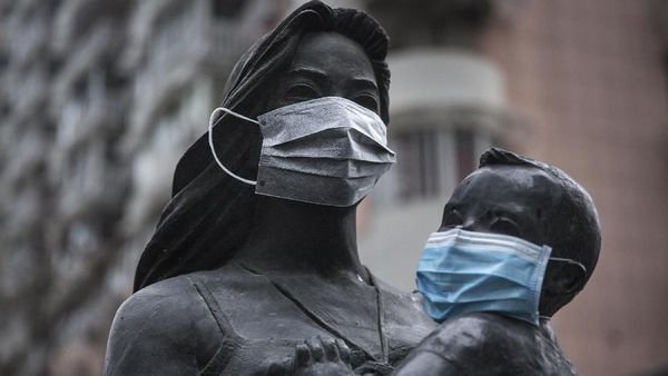 Patung-patung di China Ikutan Pakai Masker