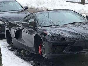 Haduh! Pelek Mobil Mewah Ini Digondol Maling