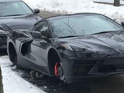 Haduh! Pelek Mobil Mewah Ini Digondol Maling