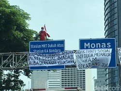 Pria Panjat Tiang Rambu di Thamrin Bentangkan Spanduk Kritik Panti Sosial