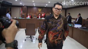 Didakwa Terima Suap, Begini Ekspresi Eks Dirut Perum Perindo