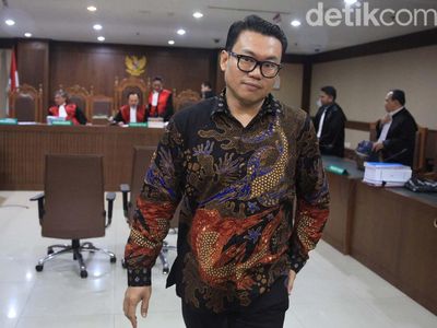 Didakwa Terima Suap, Begini Ekspresi Eks Dirut Perum Perindo